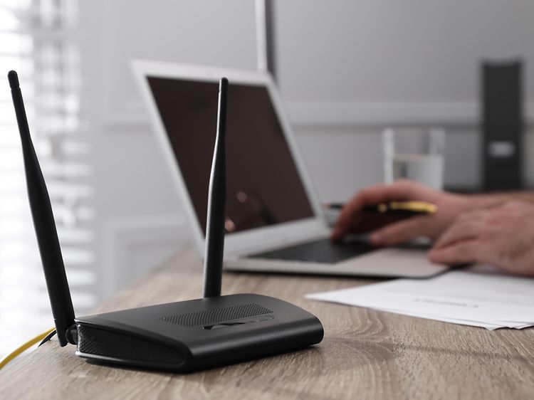 En router ved siden av en PC