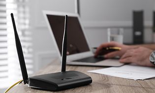En router ved siden av en PC