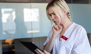 En sykepleier med en iPad