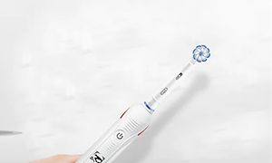 Nærbilde av en hånd som holder en Oral-B Star Wars elektrisk tannbørste