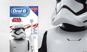 Oral-B Star Wars elektrisk tannbørste og en Stormtrooper