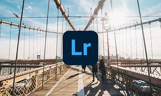 Adobe Lightroom-logo over et bilde av gangveien på Brooklyn bridge