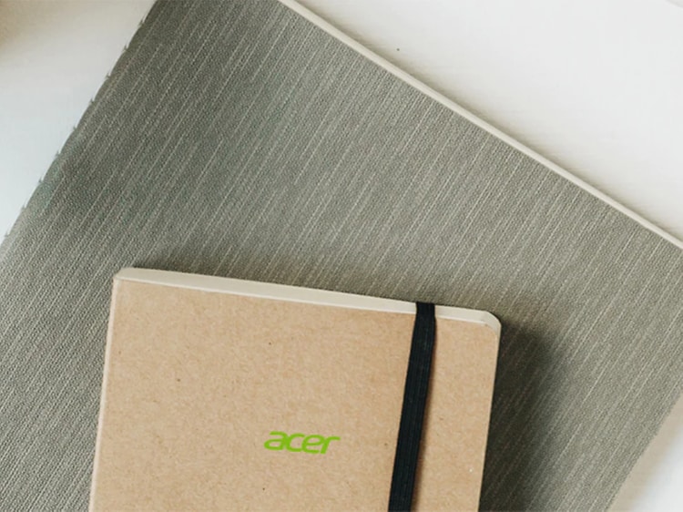 En Acer notatbok på et bord
