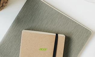 En Acer notatbok på et bord
