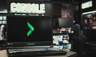 En gaming-laptop med Elkjøp-logo på