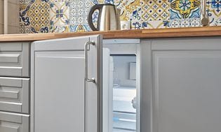 Lite integrert kjøleskap under en kjøkkenbenk