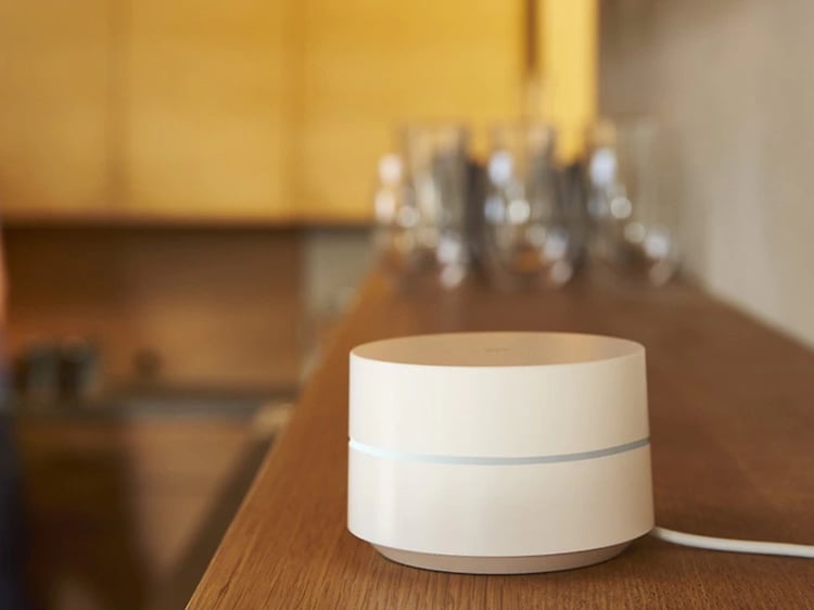 hvit Google WiFi på en kjøkkenhylle