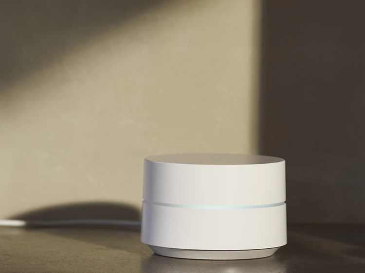 Hvit Google WiFi på en benk