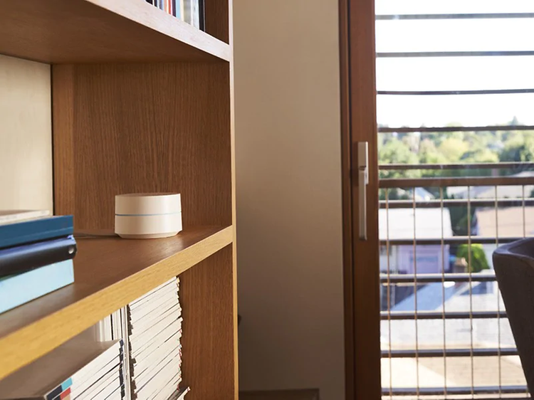 Google WiFi på en hylle på hjemmekontor