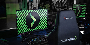 Arozzi gaming-stol med Elkjøp-logo og gaming-oppsett