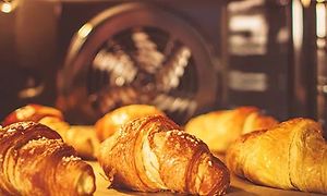 Nærbilde av croissanter som stekes i en varmluftsovn