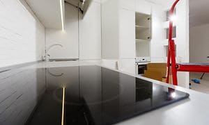 Keramisk platetopp installeres på et kjøkken