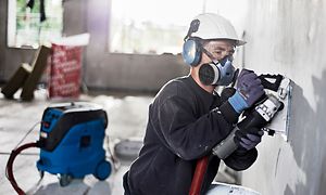 Bygningsarbeider støvsuger betongstøv med Nilfisk Attix 44-2M IC