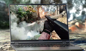 Lenovo Legion bærbar pc plassert utendørs med et spill på skjermen