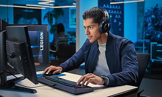 En gamer spiller på sitt Legion-oppsett på et kontor
