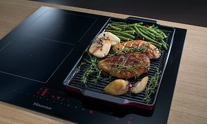Induksjonstopp med stor, rektangulær stekepanne oppå