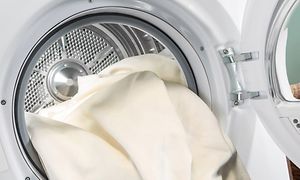 Innsiden av vaskemaskin med hvitt tøy inni