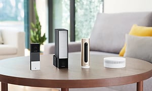 Flere ulike Netatmo smartprodukter på et stuebord