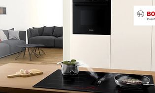Bosch kokeplate med integrert ventilator med mat som koker og steker oppå