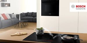 Bosch kokeplate med integrert ventilator med mat som koker og steker oppå