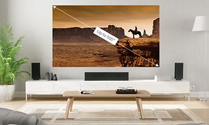 Epson projektor i stue med cowboy til hest på lerretet