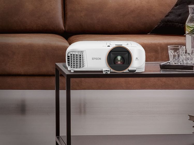 Epson projektor på bord foran sofa