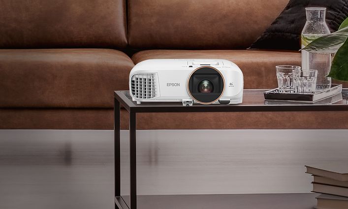 Epson projektor på bord foran sofa
