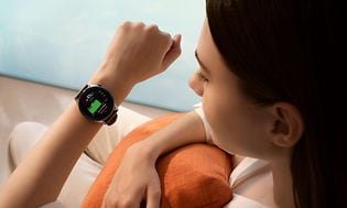 Huawei Watch 3 på armen til en kvinne som måler pulsen sin