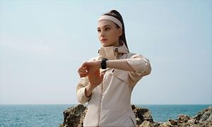 Huawei Watch 3 på armen til en kvinne som trener på en strand