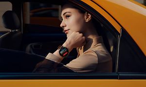 Huawei Watch 3 på armen til en kvinne i en taxi