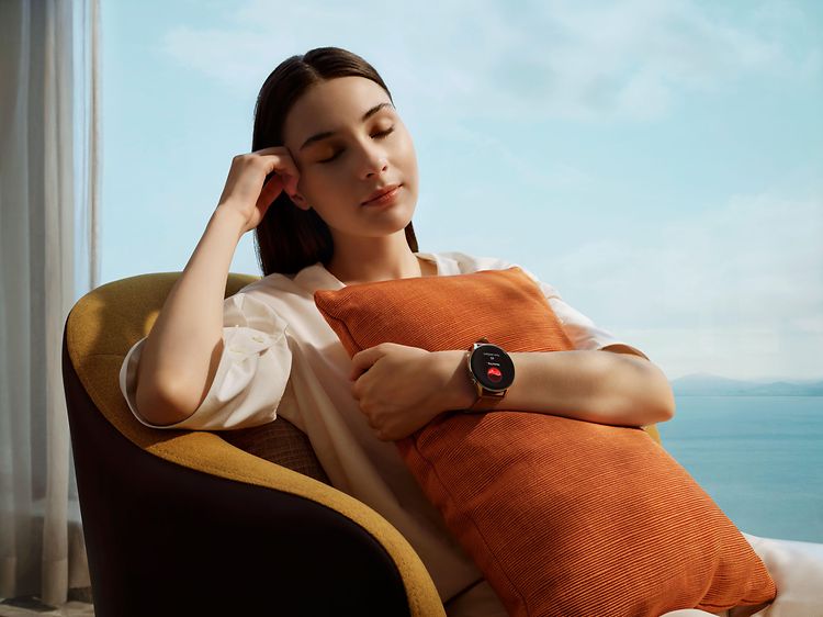 Huawei Watch 3 på armen til en kvinne som slapper av