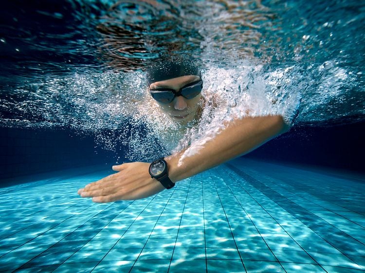  Huawei Watch 3 på armen til en mannlig svømmer under vann