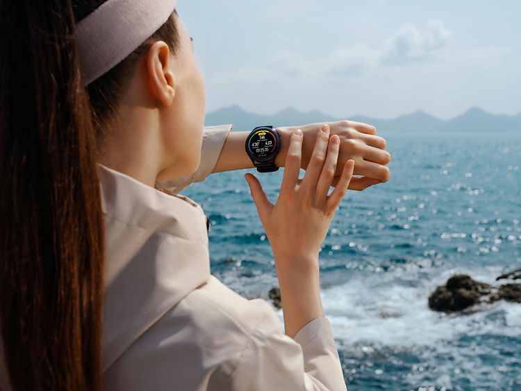 Huawei Watch 3 på armen til en kvinne som ser utover havet