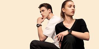 Huawei Watch 3 på armen til en mann og en kvinne