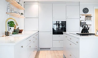 lyst og hvitt kjøkken fra epoq med integrerte hvitevarer
