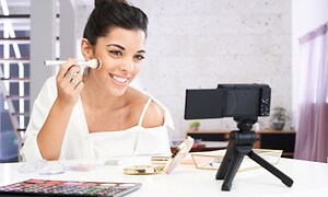 Kvinne som påfører sminke foran et Sony ZV-kamera
