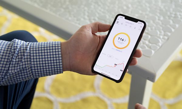 En mann som holder en smarttelefon