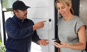 Mann og kvinne ser på Nest Doorbell