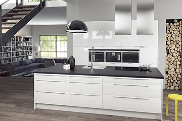 Epoq Gloss White kjøkken i høyglans hvit med sort benkeplate og integrerte hvitevarer