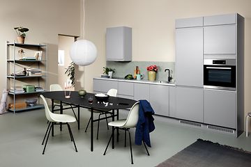 Epoq Integra Steel Grey kjøkken med åpen løsning og spisebord
