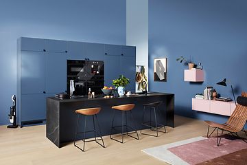 Blue EPOQ Trend kitchen in an open kitchen solution with integrated oven and coffee machine and kitchen island