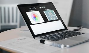 Åpen laptop på et bord på kontor