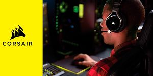Mann som sitter foran PC med Corsair gamingheadset på