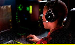 Mann som sitter foran PC med Corsair gamingheadset på