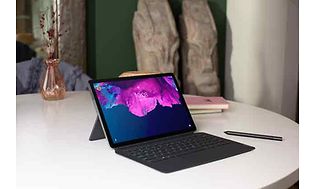 Lenovo Tab P11-nettbrett på bord