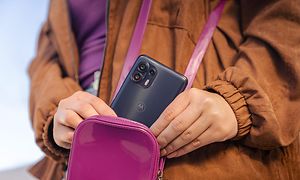 Motorola Edge 20 Telefonen blir tatt ut av en veske