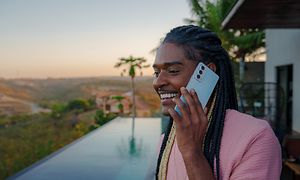 Mann snakker i en Motorola Edge 20 -telefon