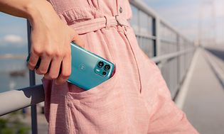 Motorola Edge 20-telefon i hånden på en kvinne