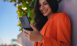 Kvinne ser på en Motorola Edge 20 -telefon