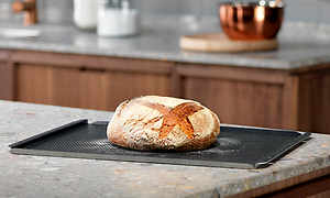 Brød på bakepapir i et kjøkken